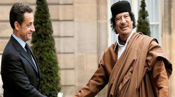 معمر القذافي في قصر الإيليزيه بدعوة من الرئيس الفرنسي السابق نيكولا ساركوزي(أرشيف)
