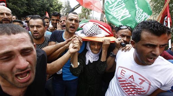 والدة الشهيد الفلسطيني الأسير ياسر حمدوني تحمل نعشه (24)