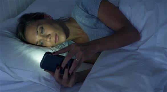 تفقد هاتفك المحمول خلال الليل يؤثر سلباً على صحتك (ميرور)