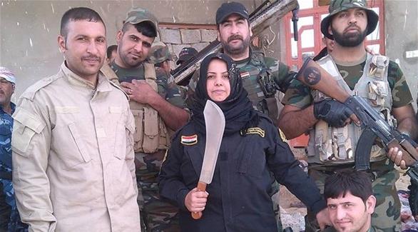 أم هنادي العراقية إلى جانب عناصرها  في قضاء الشرقاط (فيس بوك)