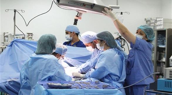 فريق طبي أثناء إجراء عملية جراحية في أحد مستشفيات دبي (أرشيف)