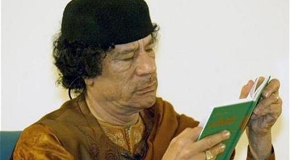 الرئيس الليبي الراحل معمر القذافي وكتابه الأخضر (أرشيف)