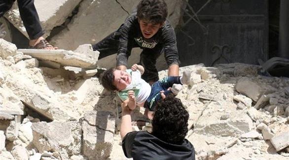 محاولة إنقاذ طفل رضيع في حلب (أرشيف)