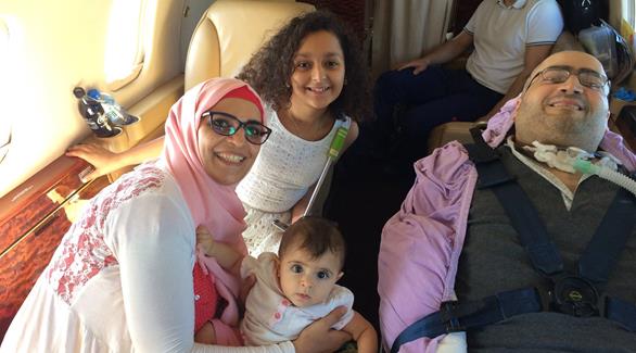 اللاجئ السوري مع عائلته على متن الطائرة إلى أبوظبي (فيس بوك)