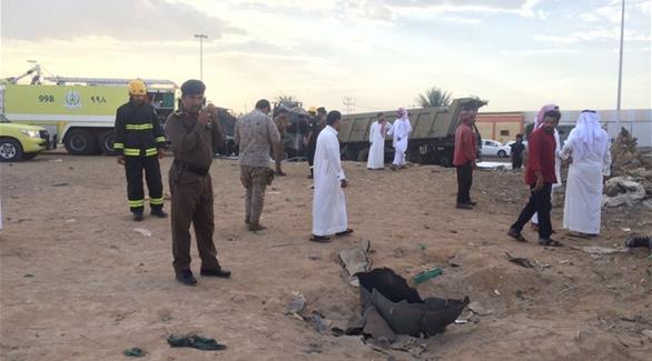 الدفاع المدني السعودي يتفقد مكان مقذوف حوثي (أرشيف)