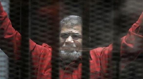 الرئيس المصري السابق محمد مرسي في إحدى جلسات محاكمته (أرشيف)