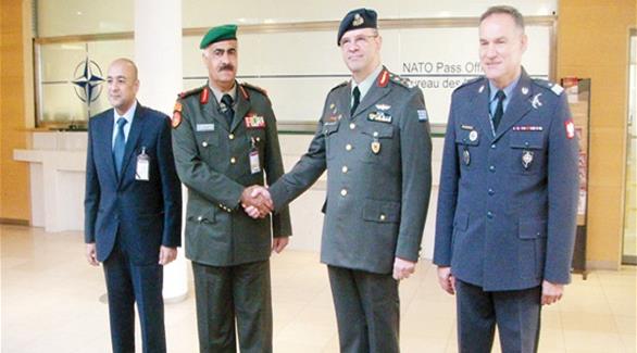 رئيس الأركان الكويتي محمد الخضر خلال زيارته إلى الناتو في بروكسل (المصدر)