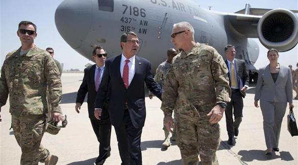 وزير الدفاع الأمريكي آشتون كارتر برفقة عدد من الجنود (أرشيف)