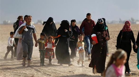 مدنيون عراقيون يحاولون الهروب من المعارك في الموصل (رويترز)