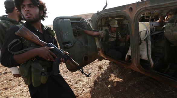 عناصر من قوات سوريا الديمقراطية قرب حلب (رويترز)