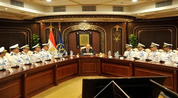 اجتماع وزير الداخلية المصري مع مساعديه (المصدر)