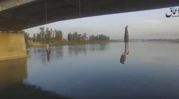 داعش يعدم شخصين ويعلقهم على جسر الموصل (تويتر)