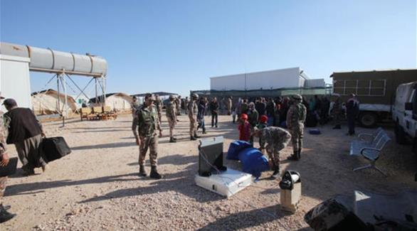 عناصر أمنية أردنية وإغاثية قرب مخيم الركبان (أرشيف)