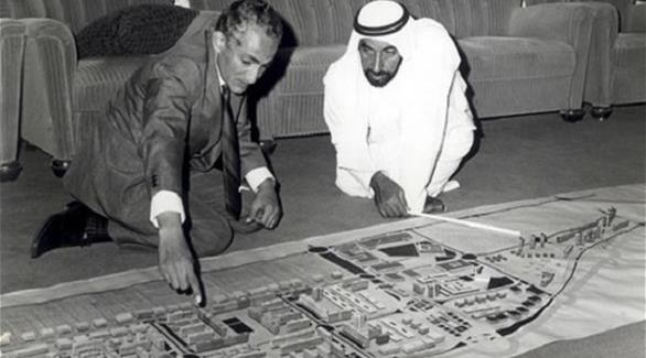 الشيخ زايد بن سلطان على الأرض في مكتبه متابعاً تطور تخطيط وإعمار أبوظبي في آخر الستينات (أرشيف)