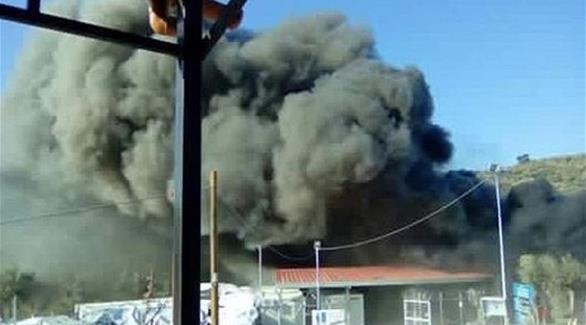 حريق مكاتب موظفي اللجوء في جزيرة ليسبوس اليونانية (تويتر)