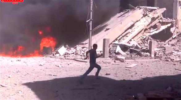ِاب سوري يركض بين الدمار الذي خلفته القذائف في سوريا (تويتر)