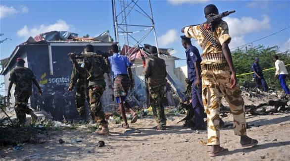 عناصر أمنية صومالية تعاين مكان وقوع تفجير سيارة في مقاديشو (أرشيف / أ ف ب)