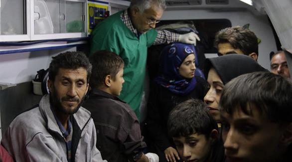 ٍسوريون داخل سيارة إسعاف في حلب (أ ف ب)