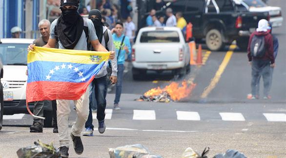 احتجاجات تطالب برحيل الرئيس الفنزويلي في كاركاس (أ ف ب)