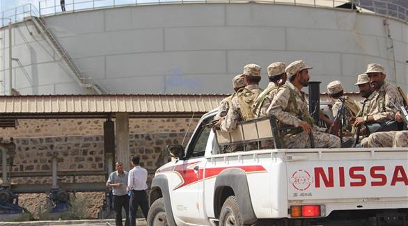 جنود على متن مركبة عسكرية قرب منشأة حجيف النفطية (المصدر)