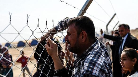 رجل عراقي يبكي بحرقة لرؤية والدته بعد انقطاع دام عامين (تويتر)