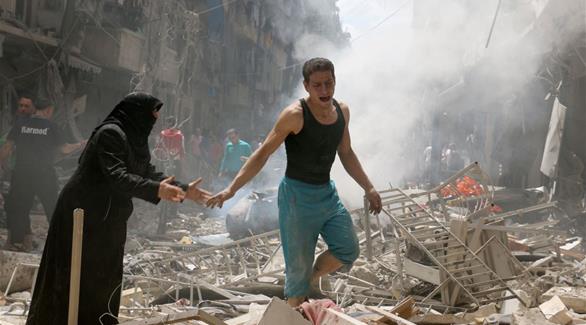 سوريون يبحثون عن ذويهم بعد قصف على حلب (أرشيف)