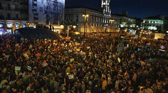 متظاهرون في مدريد يحتجون على انتخاب راخوي (تويتر)