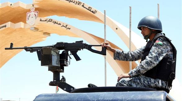 جندي أردني يراقب الحد الفاصل بين المملكة والعراق (أرشيف)