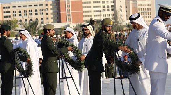 محمد بن راشد ومحمد بن زايد وحكام الإمارات يضعون أكاليل الزهورعلى النصب التذكاري في واحة الكرامة(من توتير) 
