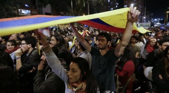 متظاهرون يحملون العلم الكولومبي (أرشيف)