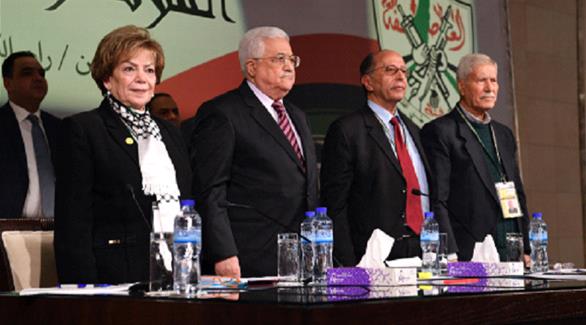 محمود عباس يتوسط عدد من أعضاء فتح خلال المؤتمر السابع (أرشيف)
