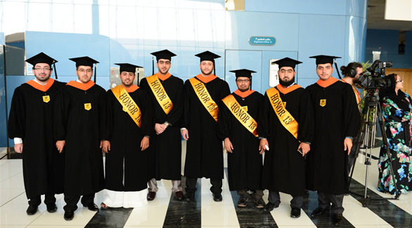 صورة جماعية لبعض من خريجي جامعة ابوظبي 2013 - تصوير وائل اللادقي