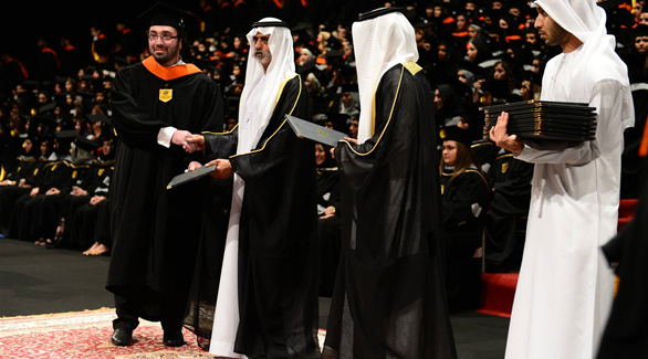الشيخ نهيان بن مبارك آل نهيان يسلم شهادة إلى خريج من جامعة أبوظبي 2103 - تصوير حسان موسى
