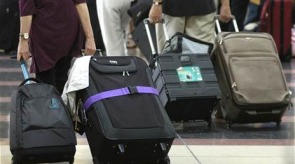 مسافرون يجرون حقائبهم (أرشيف)
