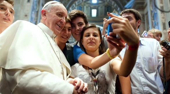 مجموعة من الشباب الإيطاليين يلتقطون صورة مع البابا فرنسيس خلال زيارته إلى الفاتيكان