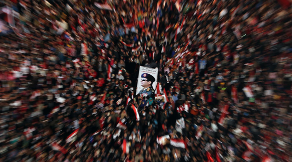متظاهرون يرقعون صورة السيسي في ميدان التحرير (24 ـ أحمد حماد)