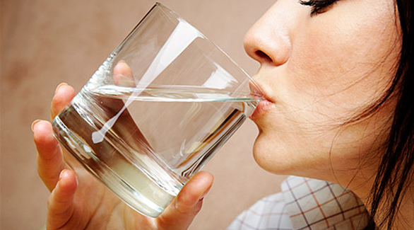 9 فوائد صحية لتناول الماء الدافىء مع الليمون في الصباح 201402100120690