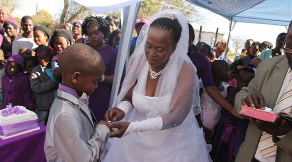 بالصور: إفريقية في الستين تتزوج طفلاً بالتاسعة 201407190129692