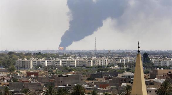 الدخان الأسود يتصاعد م مطار طرابلس الدولي في ليبيا (محمد بن خليفة / أ ب)