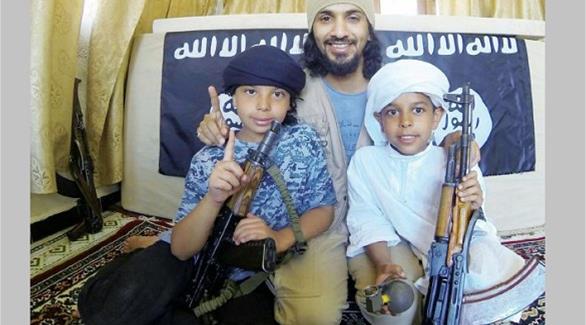 السعودي الداعشي ناصر الشايق وطفليه (أرشيف)