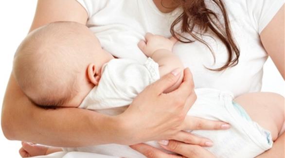 إنتاج الحليب يساعد على إفراز هرمونات تمنح الأم شعوراً بالراحة النفسية (أرشيف)