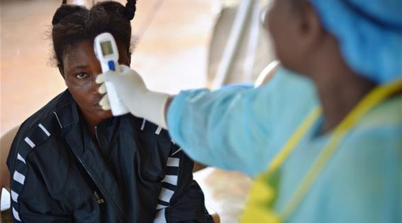 طفلة يشتبه في إصابتها بفيروس إيبولا في سيراليون(غيتي إيميجس)