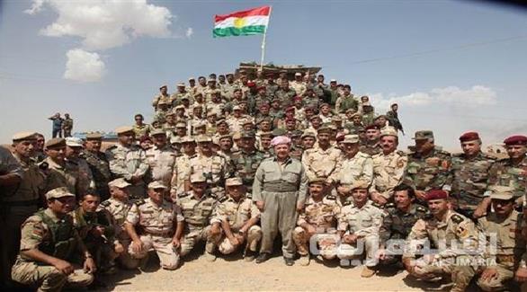 رئيس إقليم كردستان العراق مسعود البارزاني مع جنود البشمركة (أرشيف)