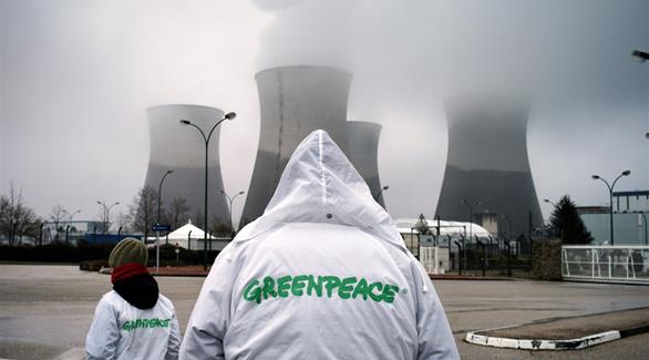 ناشطو غرين بيس أمام أحدى المحطات النووية (أرشيف)