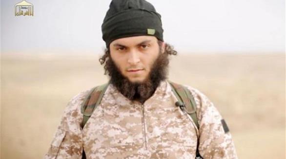 بين فبراير وأكتوبر 2013 تحول ميكائيل من شاب فرنسي عادي إلى مسلم ثم متطرف فقاتلٍ في صفوف داعش(مؤسسة الفرقان التابعة لداعش)