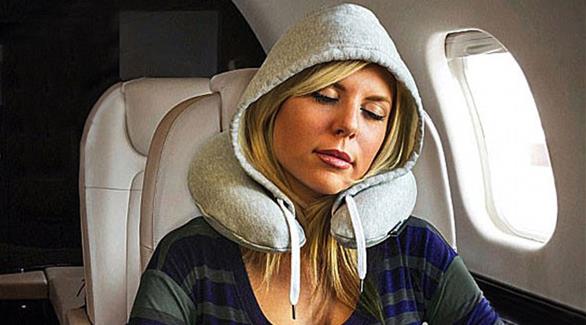 بالصورقبعة ووسادة في آن واحد ابتكار يحلّ مشكلة النوم في الطائرات 201411230135628