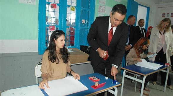 رئيس الحكومة التونسية المهدي جمعة يدلي بصوته في أحد مراكز الاقتراع (أرشيف)