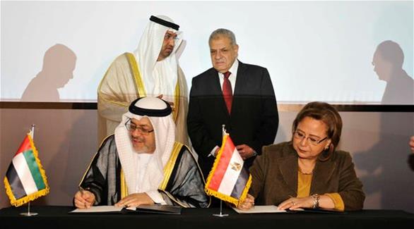 وزير الدولة الإماراتي سلطان الجابر ورئيس الوزراء المصري المهندس إبراهيم محلب يشهدان التوقيع (24)