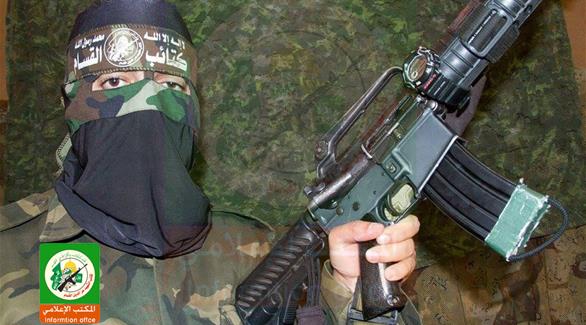 أحد مقاتلي القسام وبيده السلاح الإسرائيلي