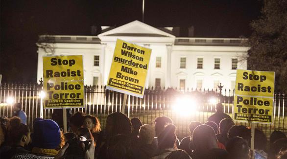 احتجاجات على عدم إدانة الشرطي الأمريكي (رويترز)